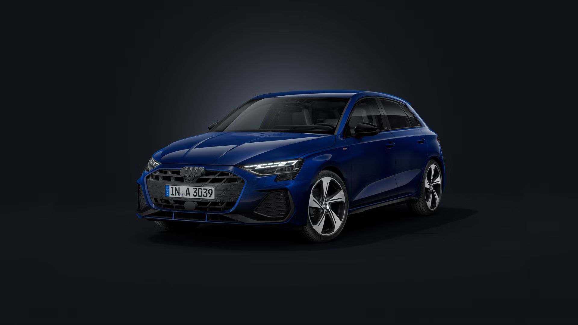 Audi A3 Sportback šikmo spredu na tmavom pozadí.