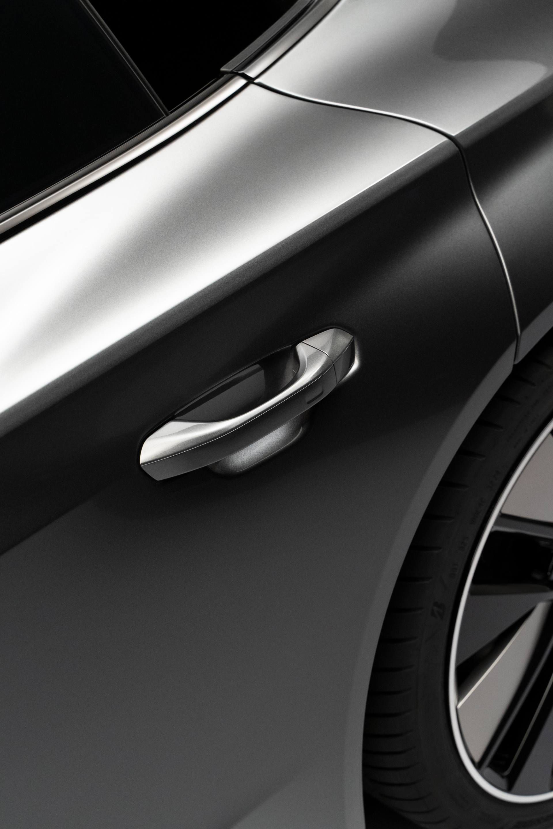 Detailný pohľad na kľučku dverí a časť karosérie Audi e-tron GT quattro.