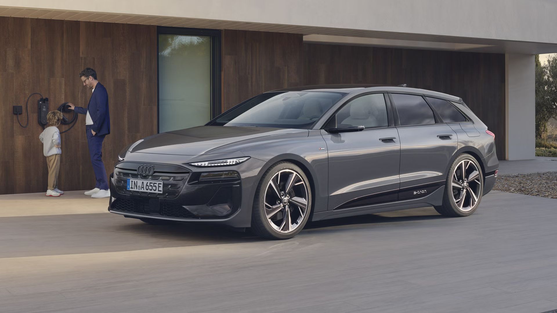 Audi A6 Avant e-tron zaparkované pred moderným domom.