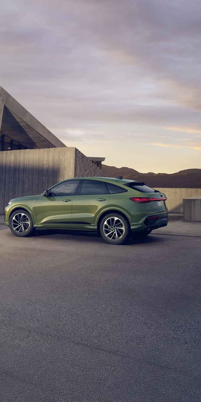 Bočný pohľad na zelené Audi Q5 Sportback.