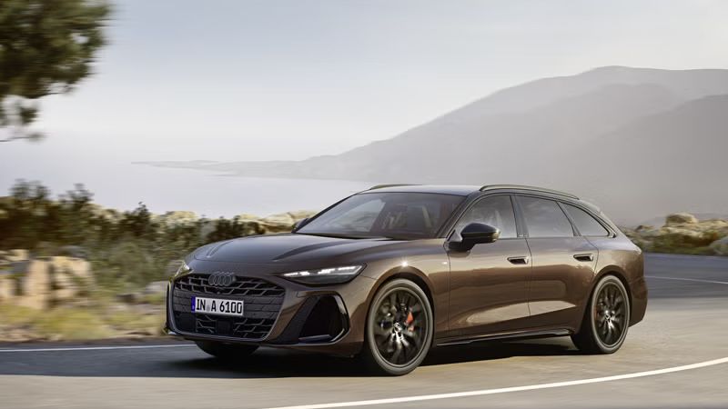 Audi A6 Avant počas jazdy na ceste pri pobreží.