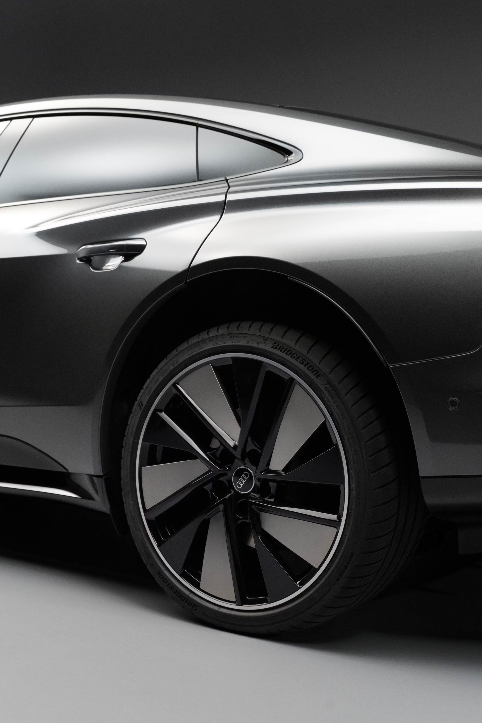 Detail na zadné koleso a časť karosérie Audi e-tron GT.