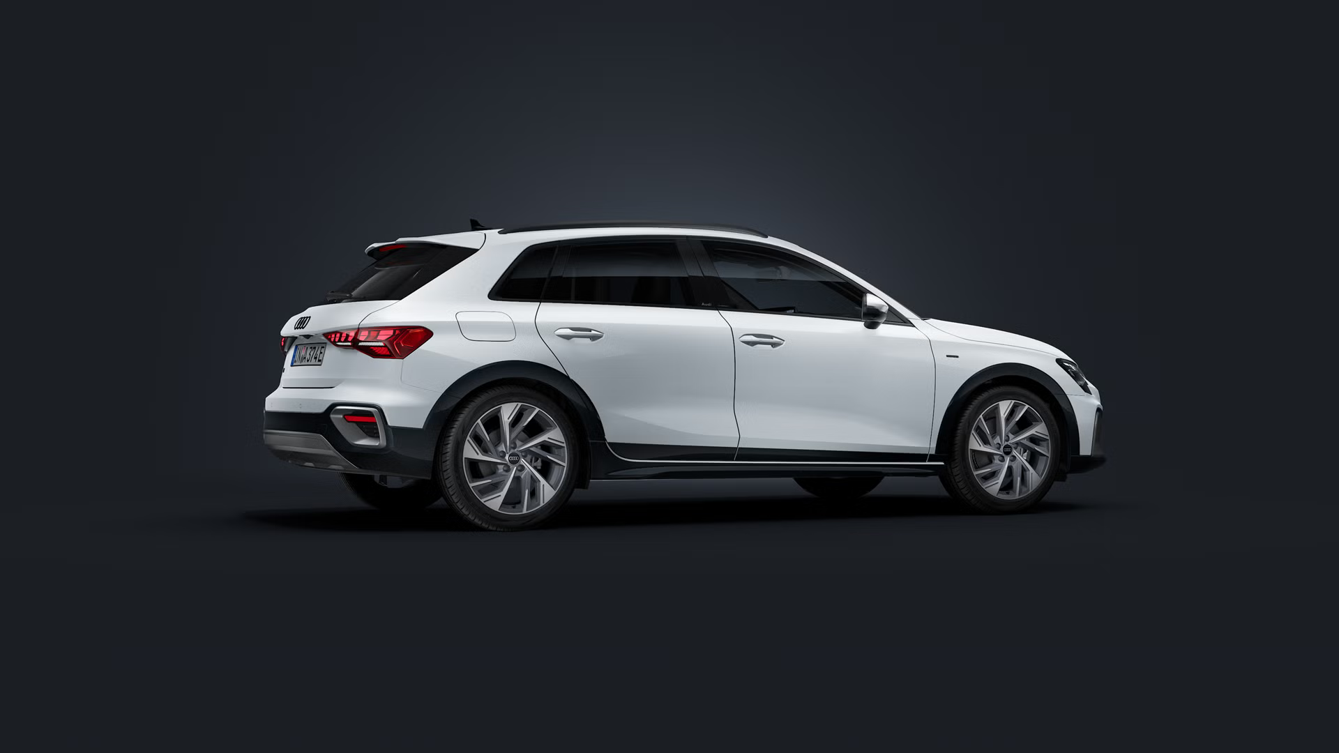 Audi A3 allstreet e-hybrid na tmavom pozadí. 