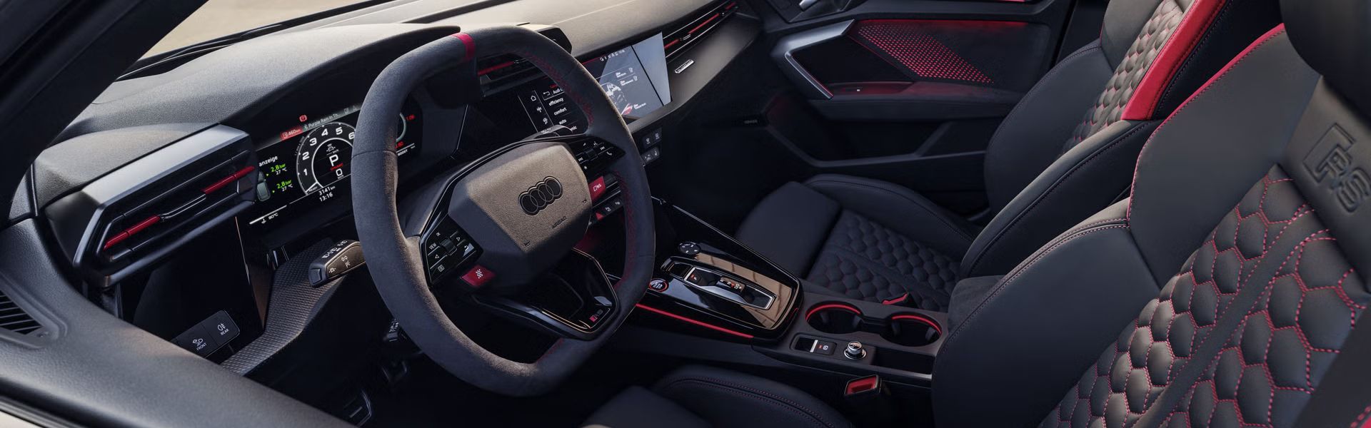 Pohľad cez okno na strane vodiča do kokpitu Audi RS 3 Limuzína.