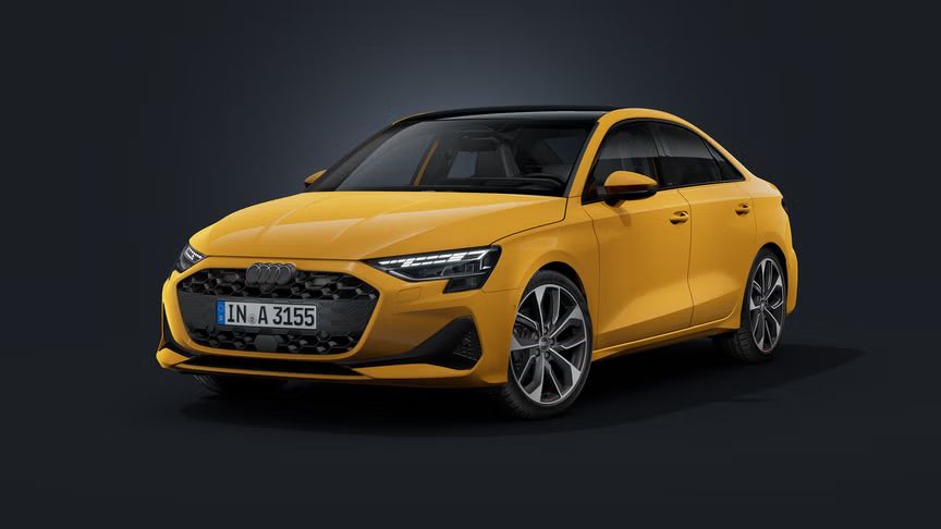 Audi A3 Limuzína s individuálnym lakovaním Audi exclusive v žltom odtieni Vegas zobrazený z bočného pohľadu na tmavom pozadí.