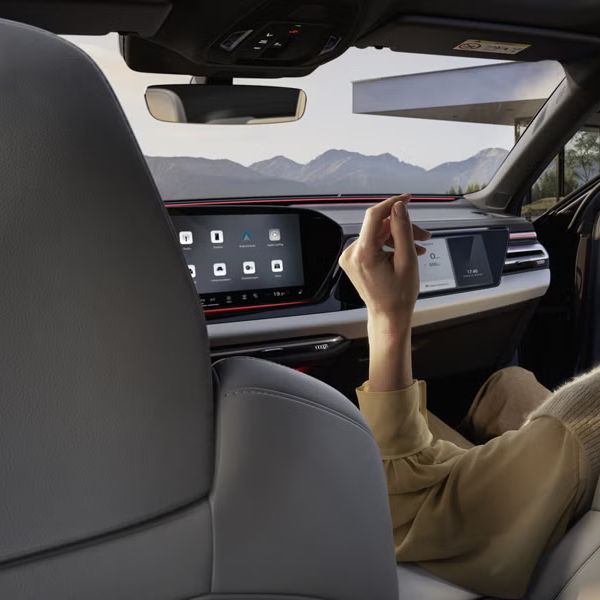 Žena sedí na sedadle spolujazdca vo vozidle Audi.