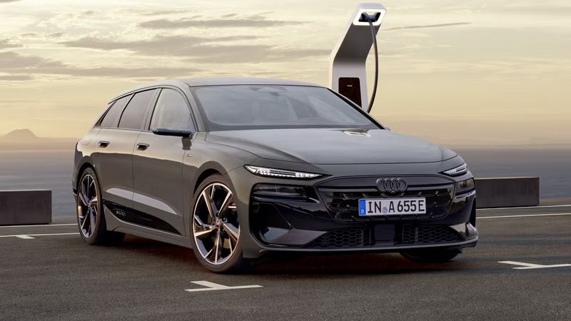 Audi A6 Avant e-tron zaparkovaný pred nabíjacou stanicou.