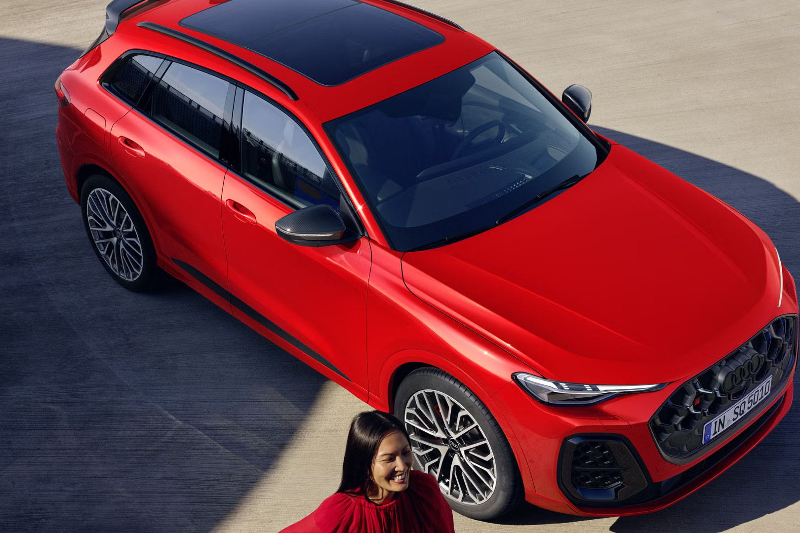 Audi SQ5 SUV s individuálnym lakovaním Audi exclusive v červenom odtieni Misano s perleťovým efektom.