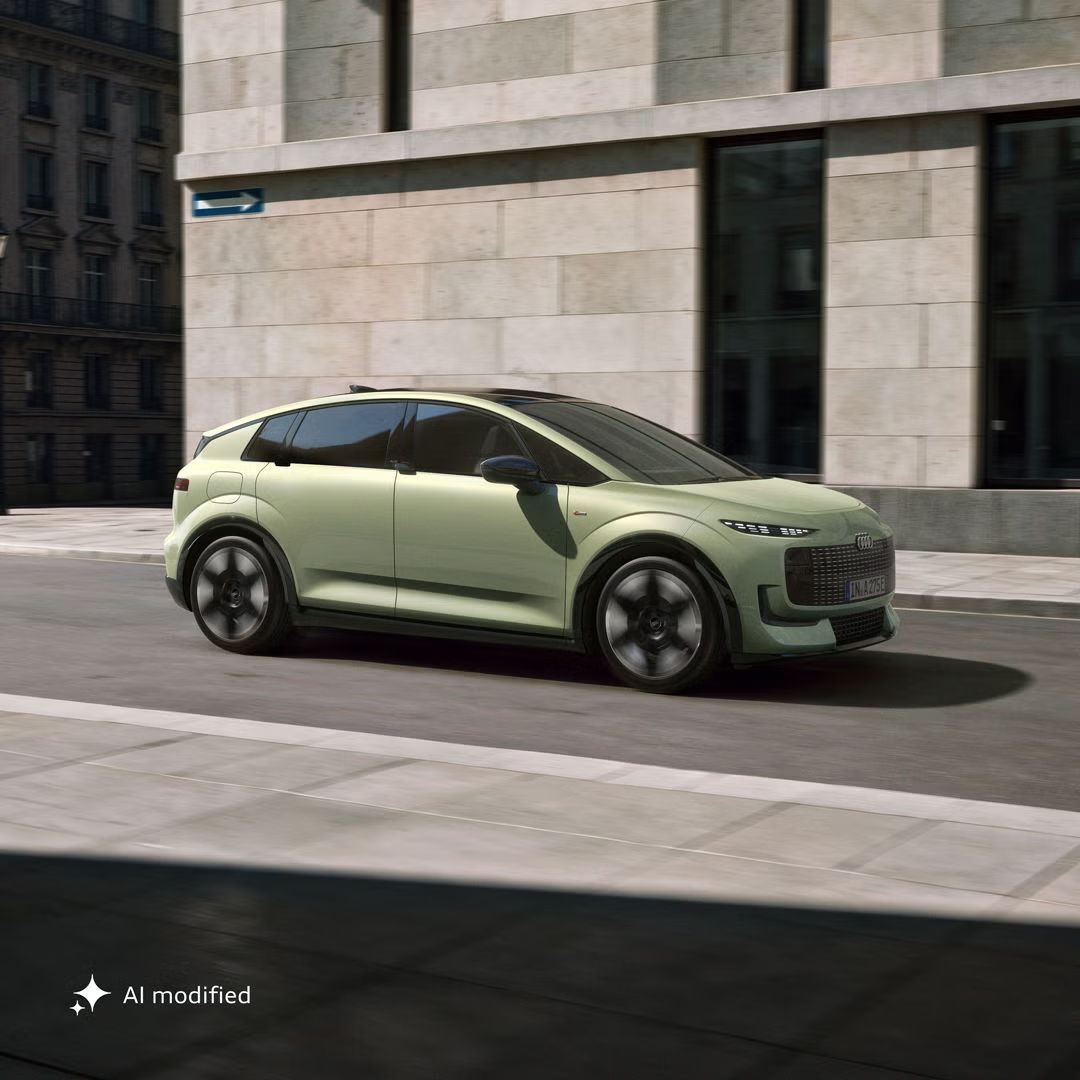 Audi A2 e-tron šikmo z boku na ceste v mestskom prostredí.
