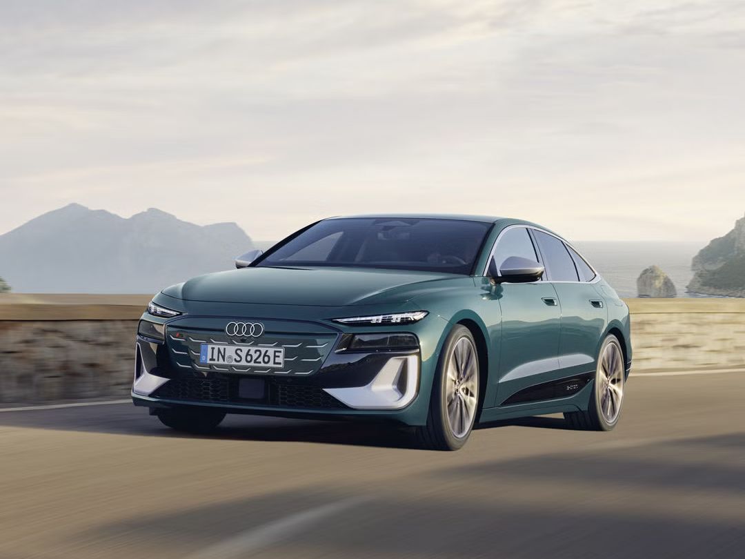 Dynamický pohľad na prednú časť modelu Audi S6 Sportback e-tron