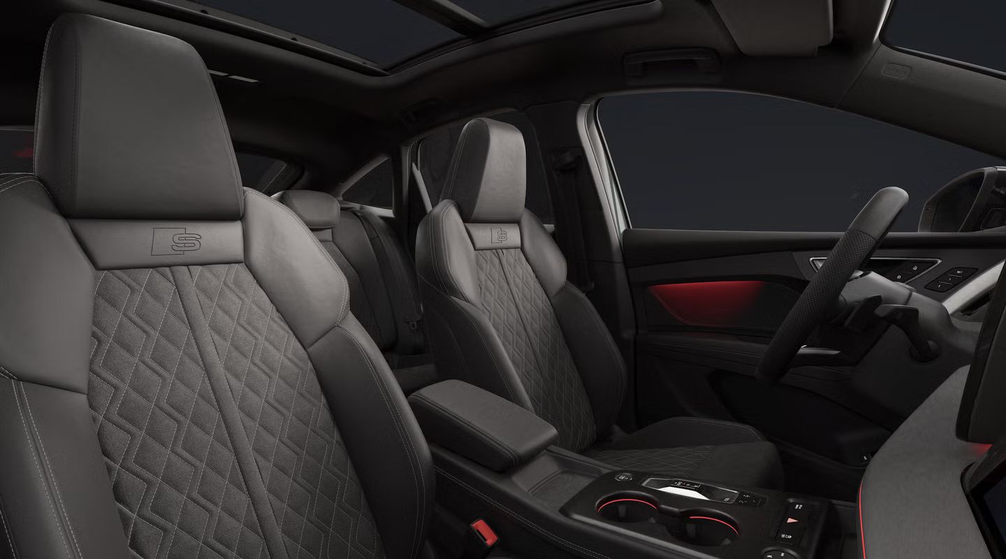 Pohľad do interiéru modelu Q4 Sportback e-tron s miestom pre vodiča, prednými sedadlami a zadnou lavicou.