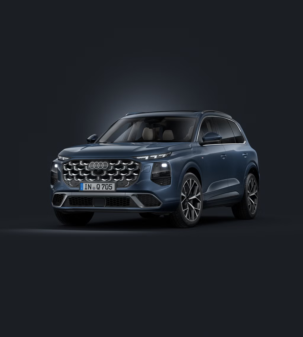 Šikmý pohľad spredu na SUV Audi Q7 na tmavom pozadí.