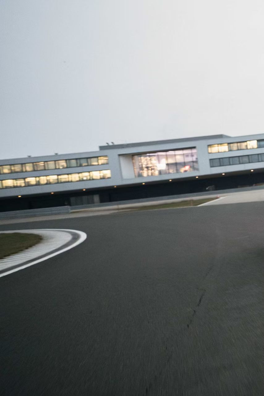 Budova pri areáli Audi driving experience. Čiastočne je vidieť zákrutu okruhu.