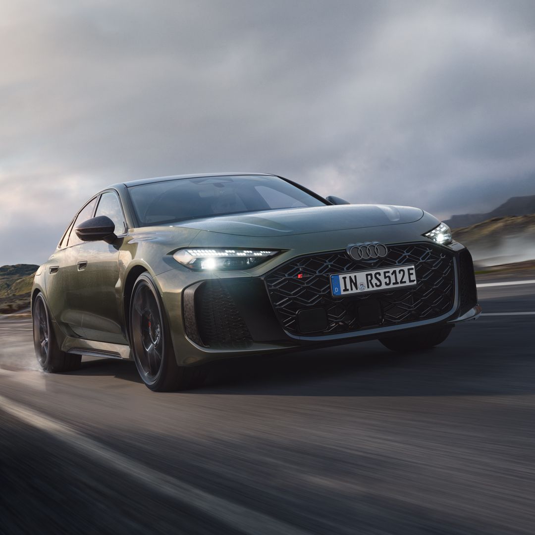 Audi RS 5 Limousina šikmo z prednej strany jazdí po horskej ceste.