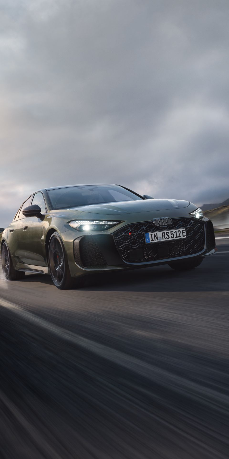 Audi RS 5 Limousina šikmo z prednej strany jazdí po horskej ceste.