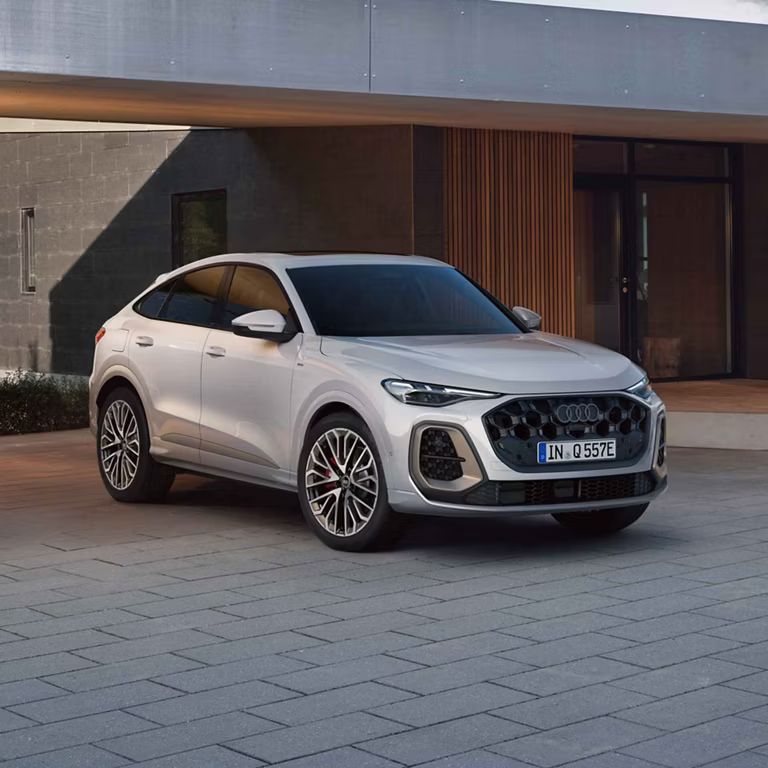 Audi Q5 Sportback e-hybrid edition one z čelného pohľadu pri modernej vile.