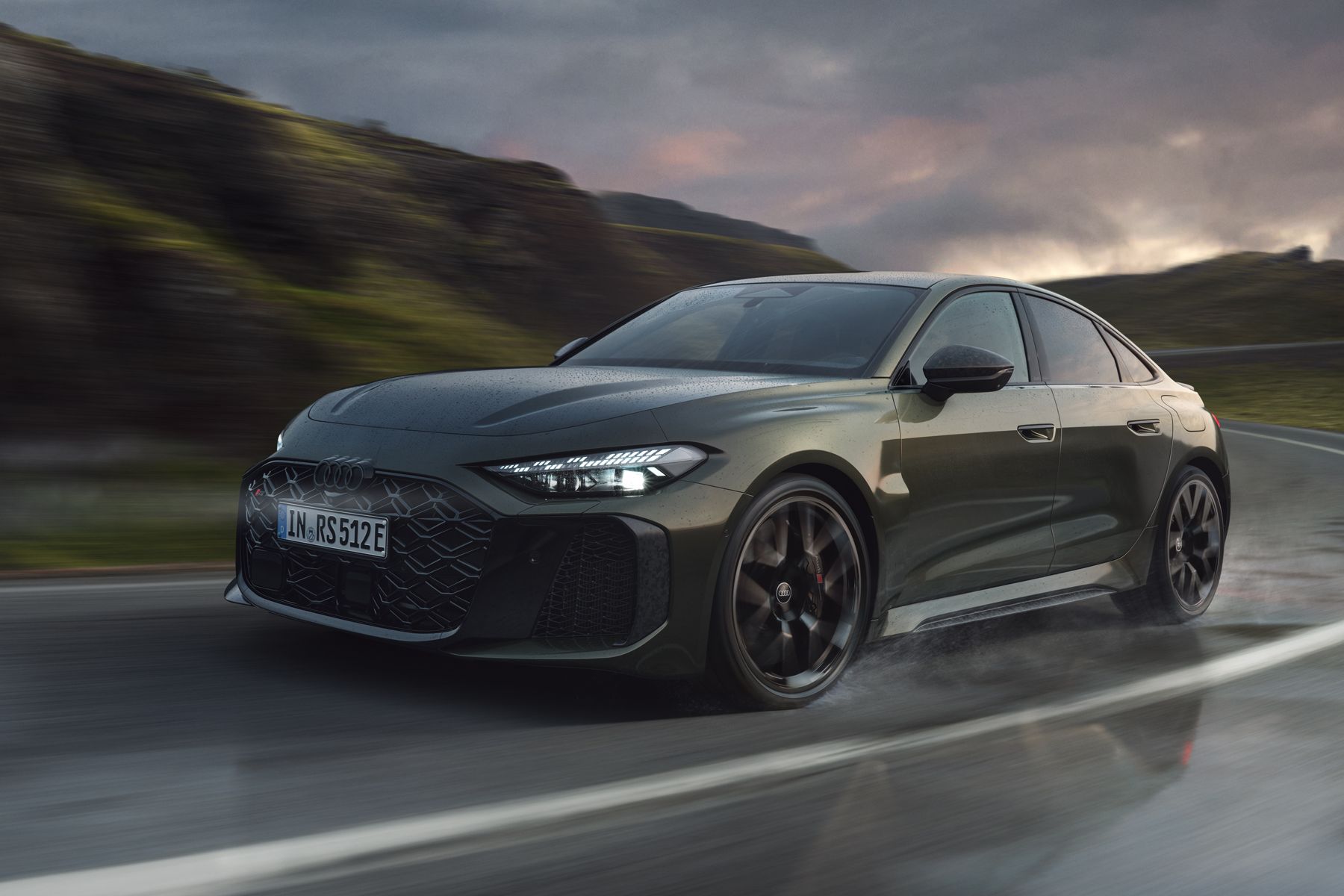 RS 5 Limuzína šikmo z prednej strany prechádza zákrutou na horskej ceste.