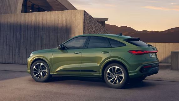 Bočný pohľad na zelené Audi Q5 Sportback.