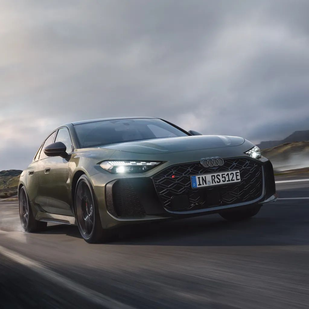 Audi RS 5 Limuzína počas jazdy po mokrej ceste v horách.
