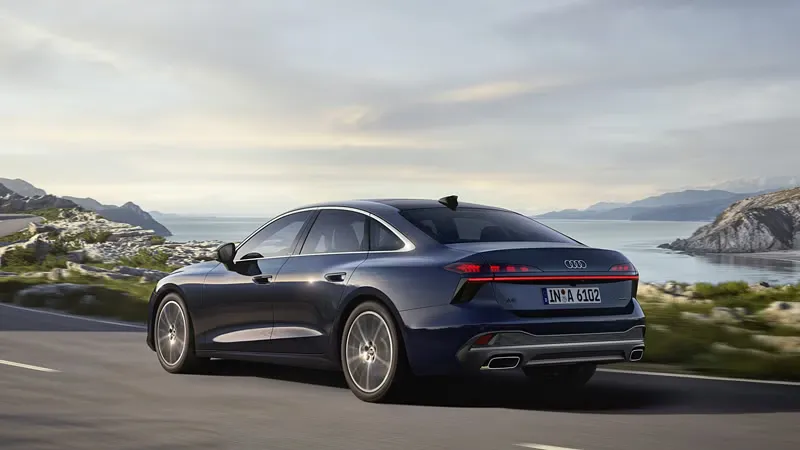 Dynamický pohľad na modré Audi A6 Limuzína