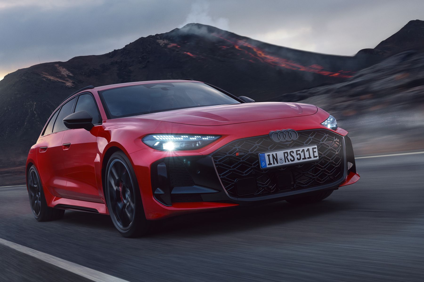 RS 5 Avant z predného šikmého pohľadu jazdí po horskej ceste v sopečnom prostredí.