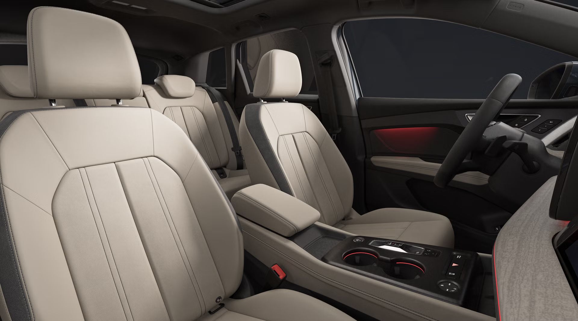 Pohľad do interiéru SUV Q4 e-tron s kokpitom, prednými sedadlami a zadnou lavicou.