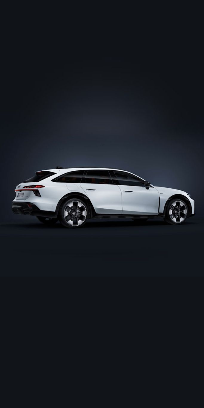 Audi A6 allroad e-hybrid zachytené z pohľadu na zadné, bočné partie na tmavom pozadí. 