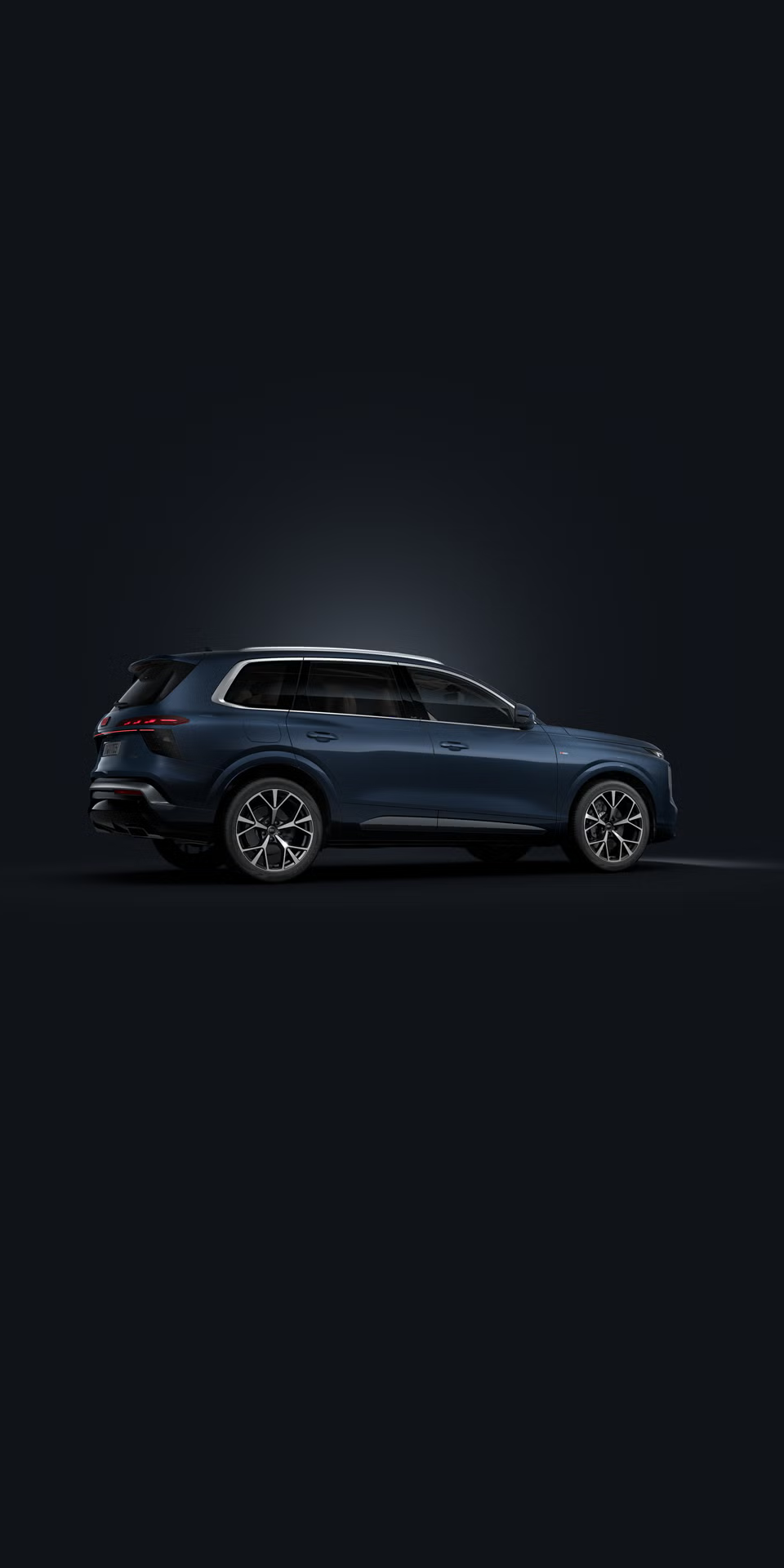 Audi Q7 SUV pohľad zboku na tmavom pozadí