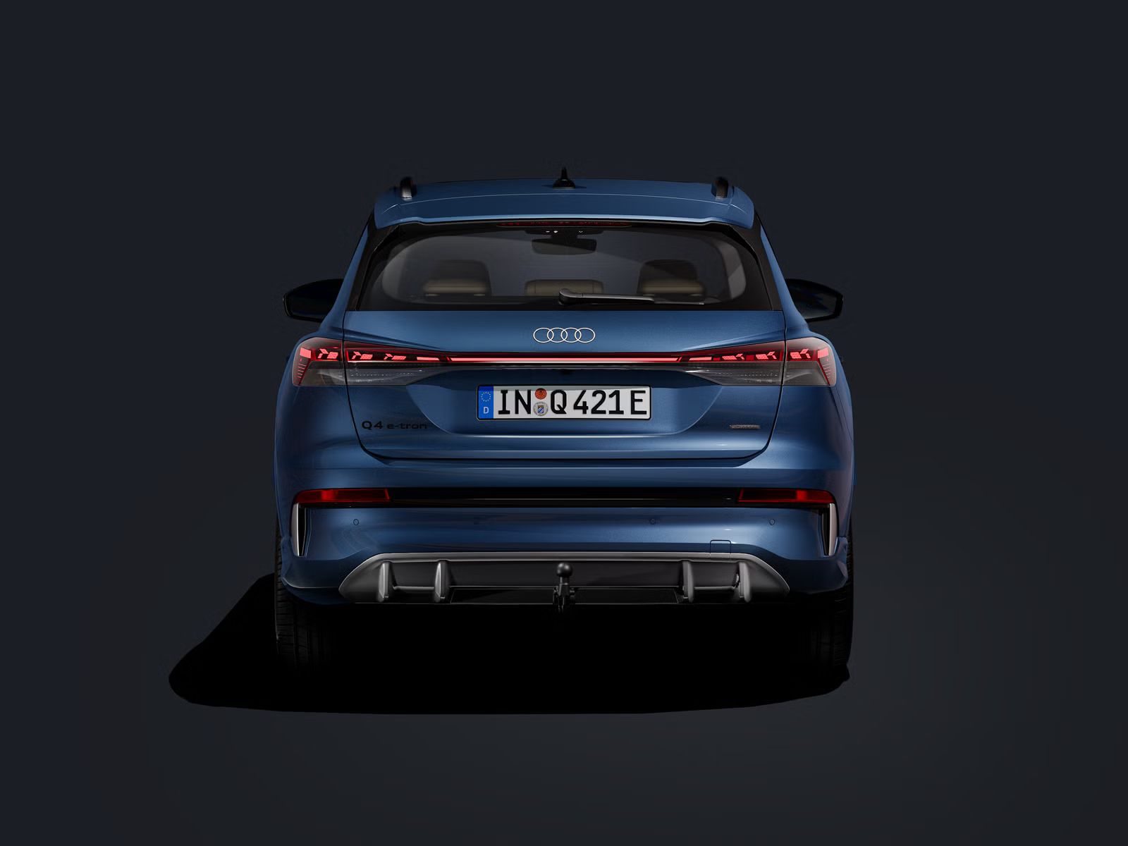 Pohľad na zadné partie Q4 SUV e-tron na tmavom pozadí.