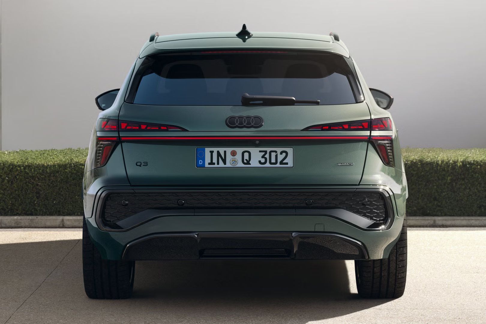 Pohľad na zadné partie zaparkovaného Audi Q3 SUV.