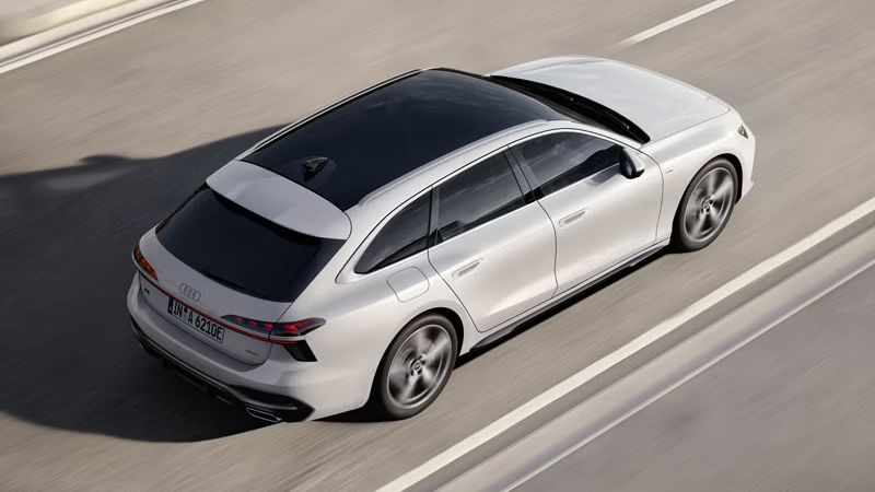 Dynamický pohľad na zadné partie Audi A6 Avant e-hybrid zhora