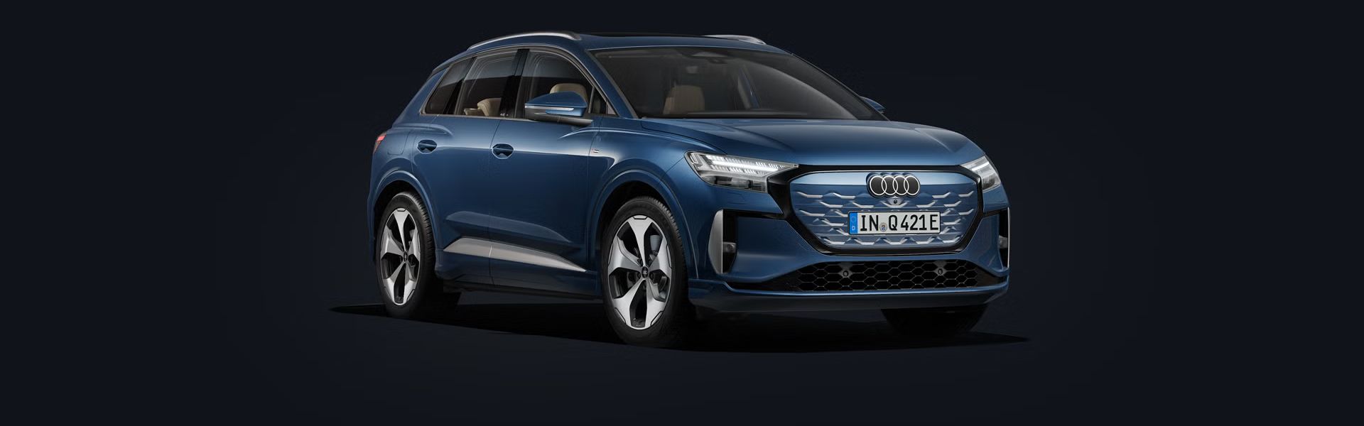 Audi Q4 SUV e-tron na tmavom pozadí, mierne otočené na pravú stranu.