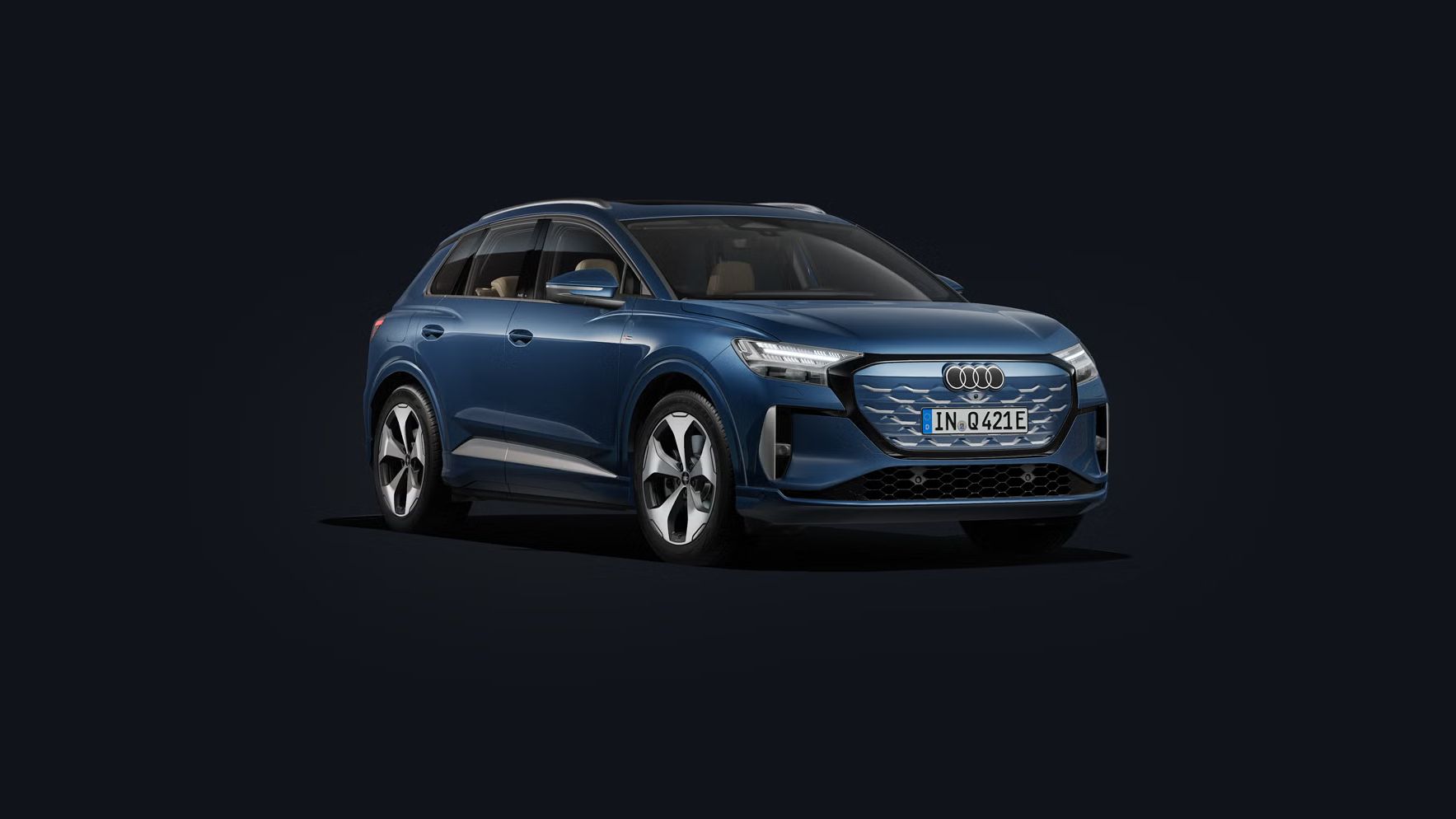 Audi Q4 SUV e-tron na tmavom pozadí, mierne otočené na pravú stranu.
