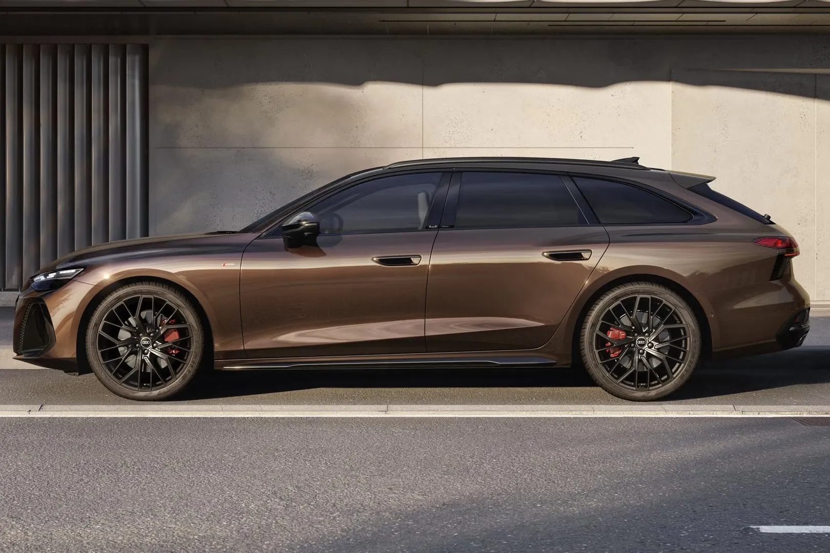 A6 Avant stojí na parkovacom mieste pred modernou budovou v meste.