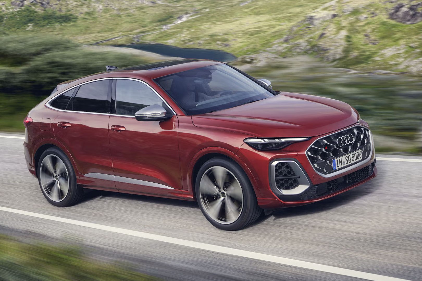 Audi SQ5 Sportback z bočného pohľadu počas jazdy na horskej ceste.