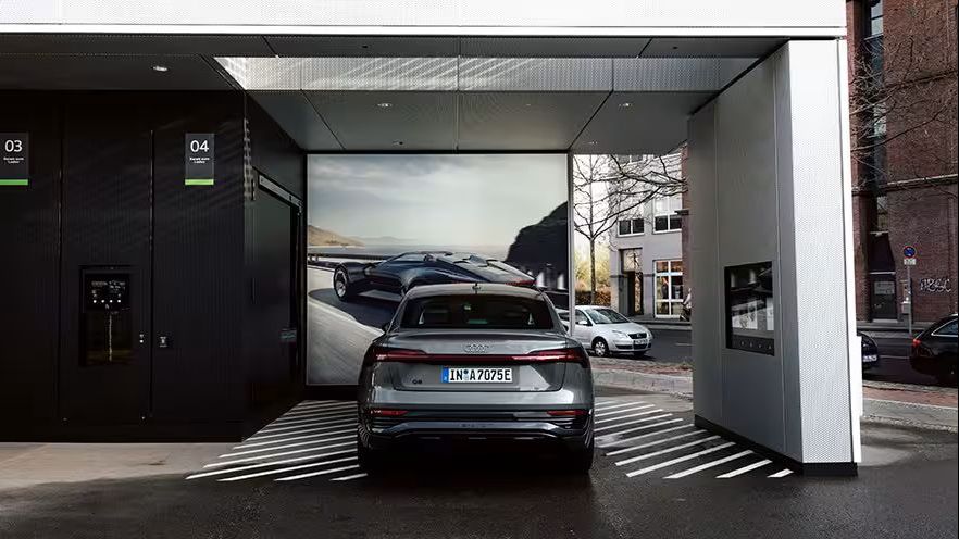 Audi stojí pri nabíjacej stanici Audi charging hub centra