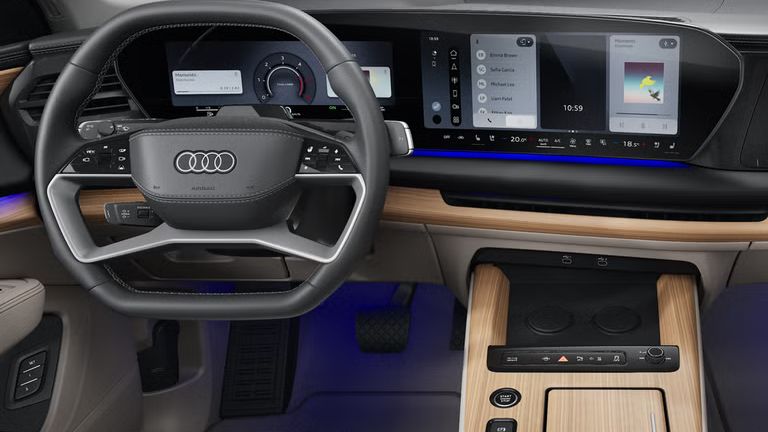 Pohľad spredu na zadnú časť kokpitu, športové sedadlá a digitálne displeje Audi Q7 SUV.