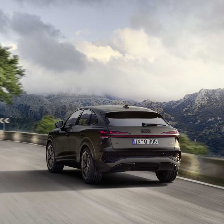 Dynamische Fahraufnahme eines Audi Q3 Sportback in bergiger Landschaft