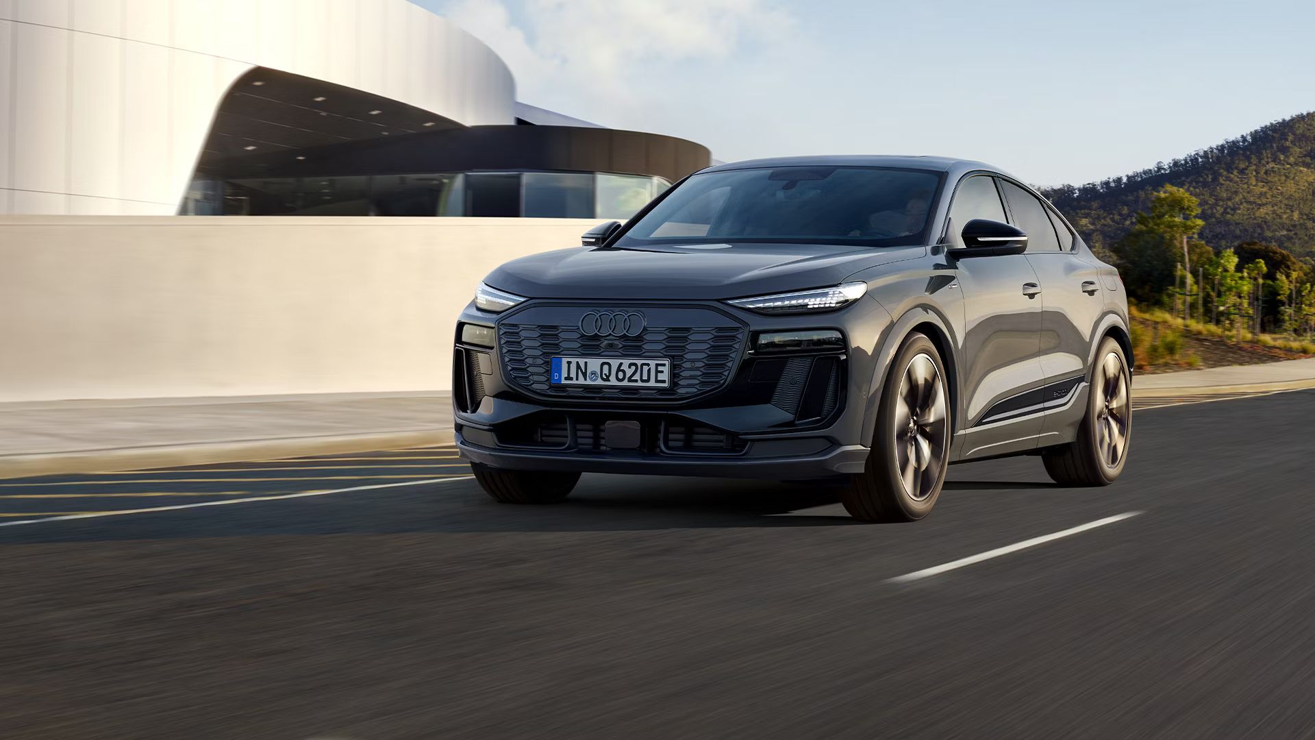 Audi Q6 Sportback e-tron in Frontansicht während der Fahrt