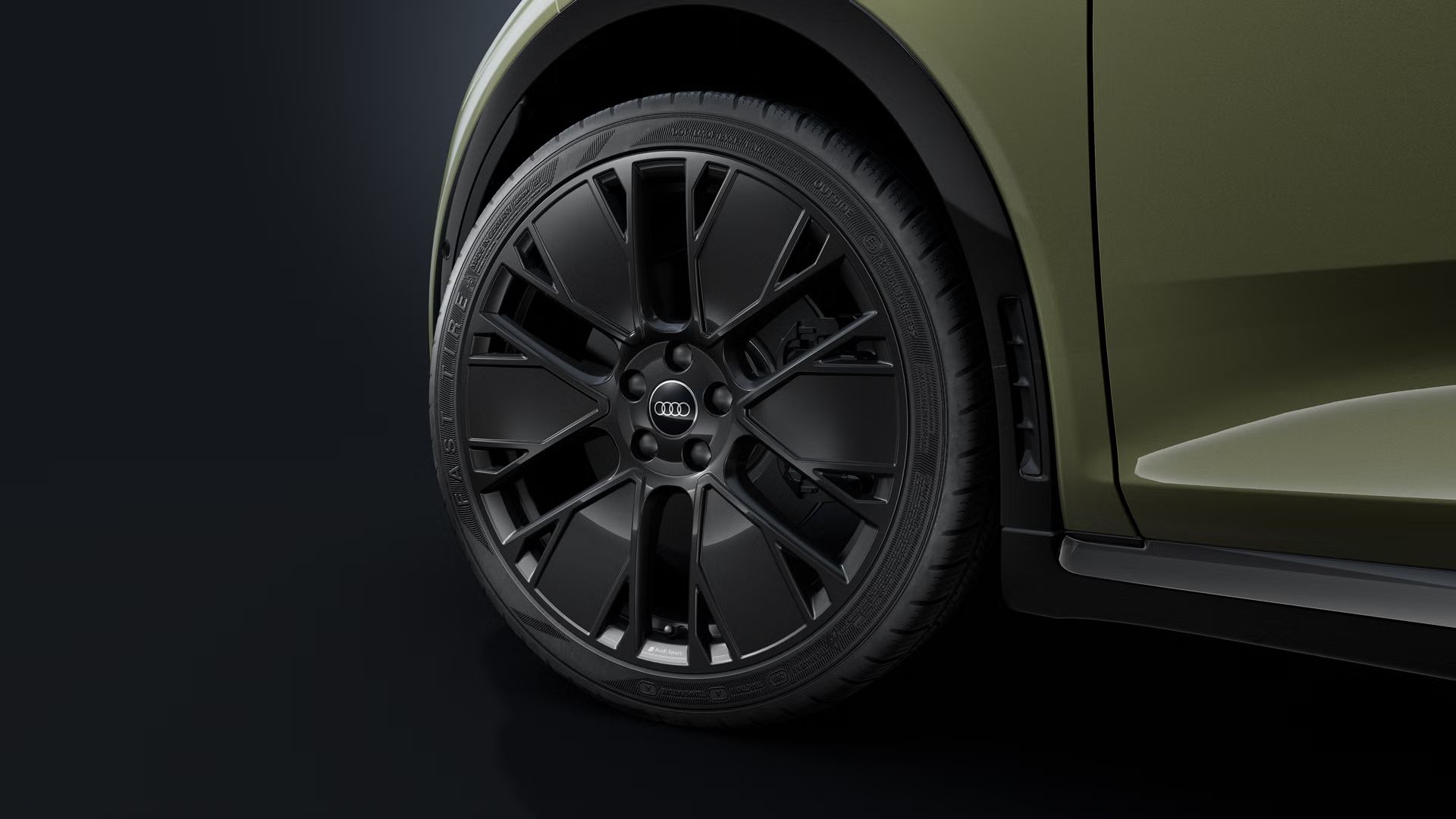 Detailný záber volantu Audi Sport v aerodynamickom dizajne s piatimi lúčmi v čiernej, vysoko lesklej farbe.