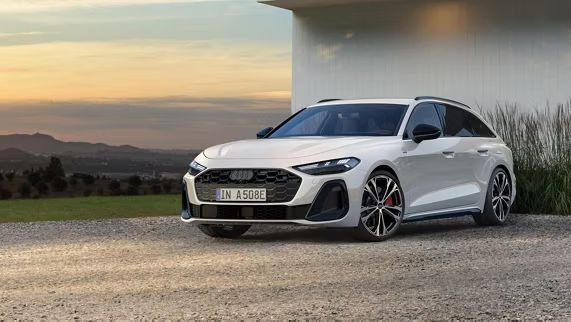 Biele Audi A5 Limuzína e-hybrid zaparkované pred domom.