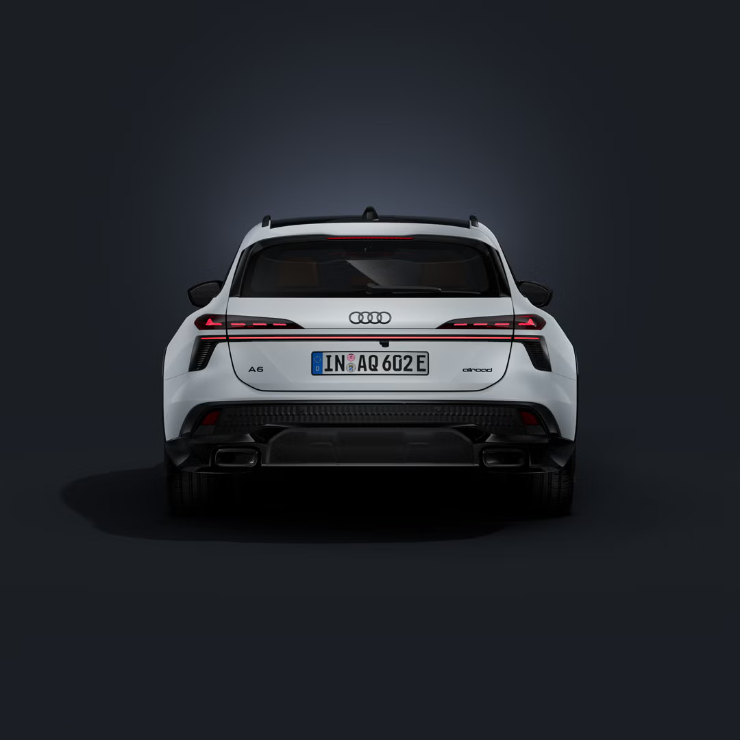 Audi A6 allroad e-hybrid zozadu na tmavom pozadí.