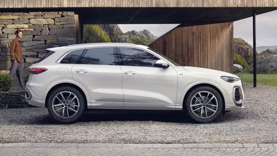 Pohľad na biele Audi Q5 SUV e-hybrid