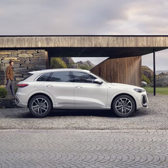 Pohľad na biele Audi Q5 SUV e-hybrid