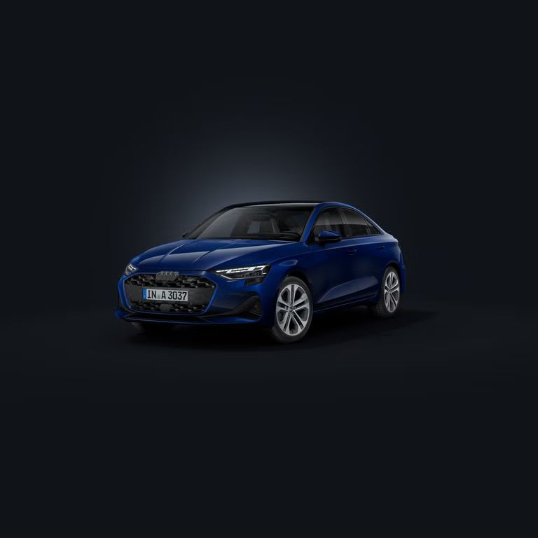 Die Audi A3 Limousine schräg von vorne auf dunklem Hintergrund.