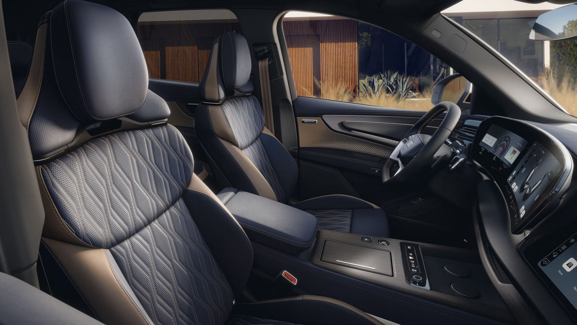 Pohľad cez okno spolujazdca na interiér Audi Q7 SUV so zameraním na dizajnový balík Audi exclusive v odtieňoch modrá Bajkal a neodymová zlatá.