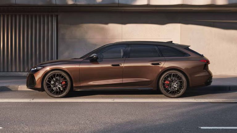 A6 Avant stojí na parkovacom mieste pred budovou.