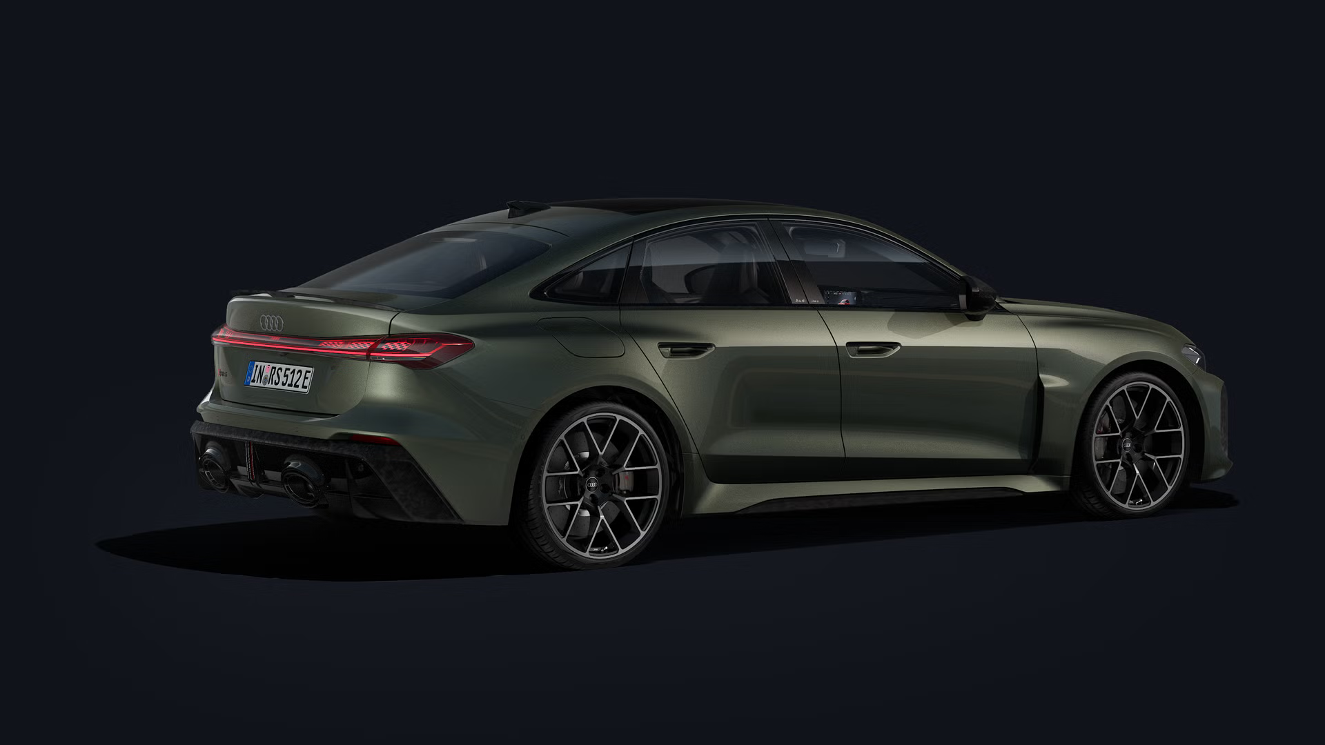 Audi RS 5 Limuzína z bočného pohľadu zozadu na čiernom pozadí.