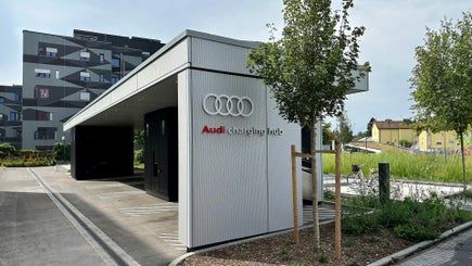 Audi charging hub zboku