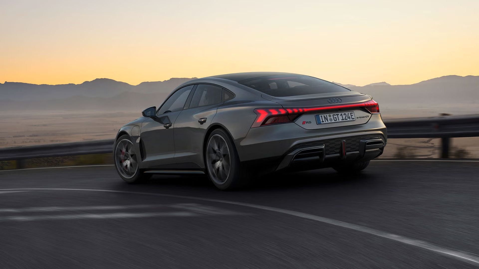 Audi RS e-tron GT počas dynamickej jazdy na ceste popri pobreží.